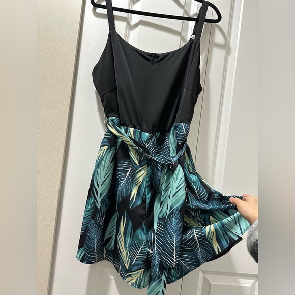 BloomChic Tropical Print Romper - Picture 6 of 8